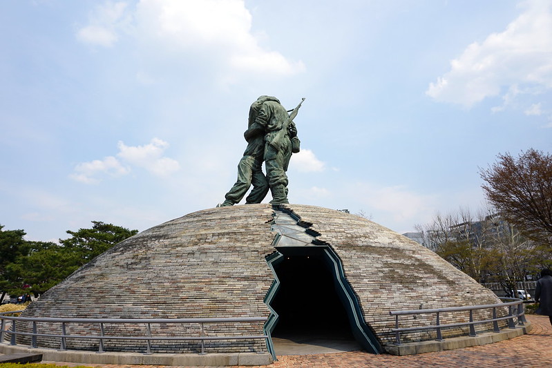 The Statue of Brothers, War Memorial of Korea, Seoul<br/>© <a href="https://flickr.com/people/24879135@N04" target="_blank" rel="nofollow">24879135@N04</a> (<a href="https://flickr.com/photo.gne?id=48660572677" target="_blank" rel="nofollow">Flickr</a>)