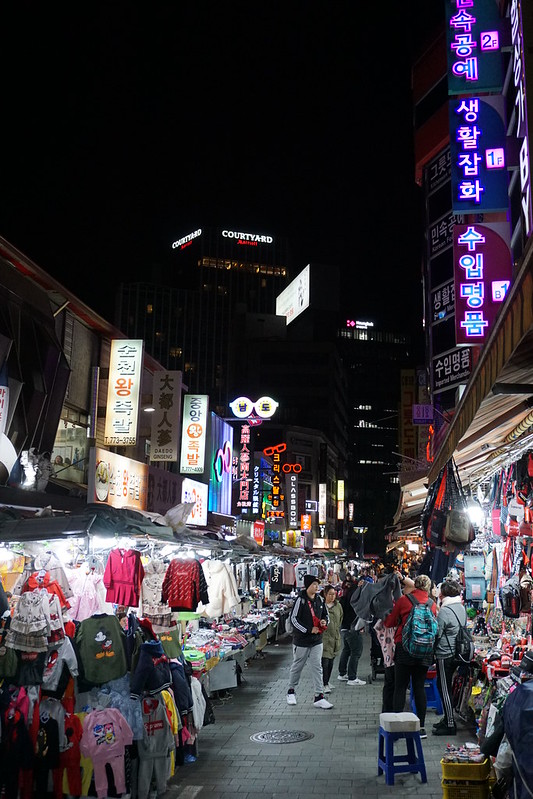 Namdaemun Market at night, Seoul<br/>© <a href="https://flickr.com/people/24879135@N04" target="_blank" rel="nofollow">24879135@N04</a> (<a href="https://flickr.com/photo.gne?id=48660709713" target="_blank" rel="nofollow">Flickr</a>)