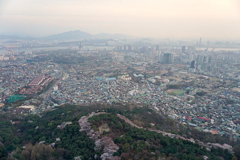 Seoul city skyling from Seoul Tower<br/>© <a href="https://flickr.com/people/24879135@N04" target="_blank" rel="nofollow">24879135@N04</a> (<a href="https://flickr.com/photo.gne?id=48660887613" target="_blank" rel="nofollow">Flickr</a>)