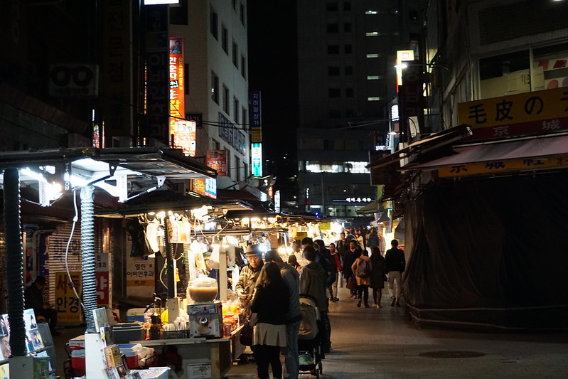 Namdaemun Market at night, Seoul<br/>© <a href="https://flickr.com/people/24879135@N04" target="_blank" rel="nofollow">24879135@N04</a> (<a href="https://flickr.com/photo.gne?id=48661213507" target="_blank" rel="nofollow">Flickr</a>)