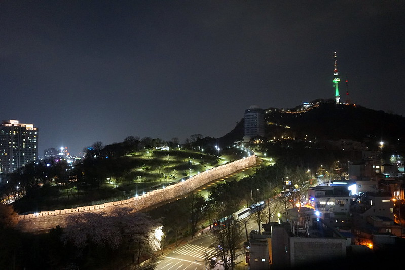 Namsan Mountain and Seoul Tower<br/>© <a href="https://flickr.com/people/24879135@N04" target="_blank" rel="nofollow">24879135@N04</a> (<a href="https://flickr.com/photo.gne?id=48661304357" target="_blank" rel="nofollow">Flickr</a>)