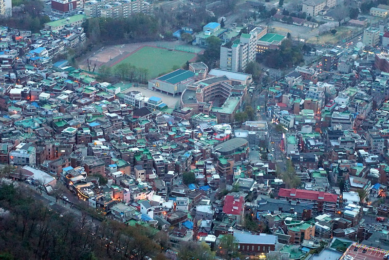 Seoul city skyling from Seoul Tower<br/>© <a href="https://flickr.com/people/24879135@N04" target="_blank" rel="nofollow">24879135@N04</a> (<a href="https://flickr.com/photo.gne?id=48661387047" target="_blank" rel="nofollow">Flickr</a>)