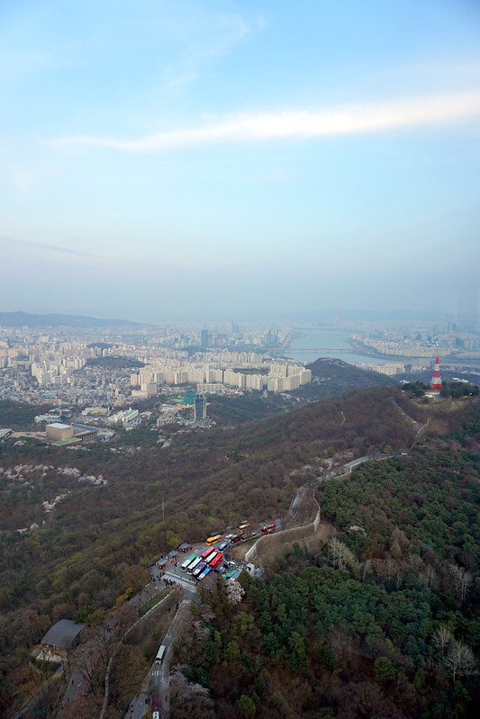 Seoul city skyling from Seoul Tower<br/>© <a href="https://flickr.com/people/24879135@N04" target="_blank" rel="nofollow">24879135@N04</a> (<a href="https://flickr.com/photo.gne?id=48661391172" target="_blank" rel="nofollow">Flickr</a>)