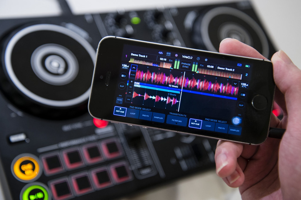 Pioneer DJ首款藍芽應對DJ器材！DDJ-200 在手  派對跟著走