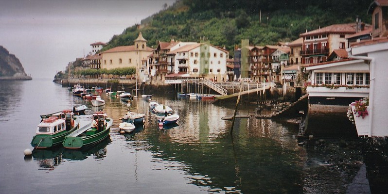 Le village et les pentes du Jaizkibel, Pasai Donibane, Pasaia, Guipuscoa, Pays Basque, espagne.<br/>© <a href="https://flickr.com/people/50879678@N03" target="_blank" rel="nofollow">50879678@N03</a> (<a href="https://flickr.com/photo.gne?id=48683417002" target="_blank" rel="nofollow">Flickr</a>)