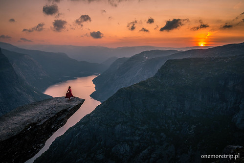 Norwegia: Trolltunga przed zachodem słońca