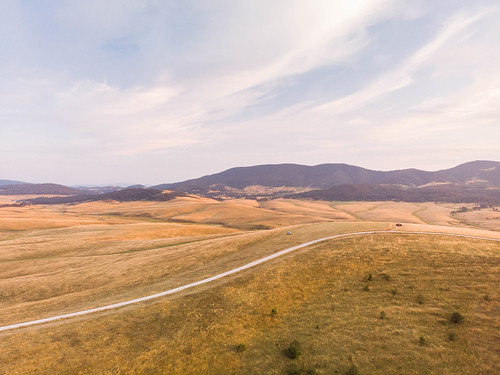 Sonnige Luftaufnahme der Landschaft im serbischen Zlatibor Gebirge