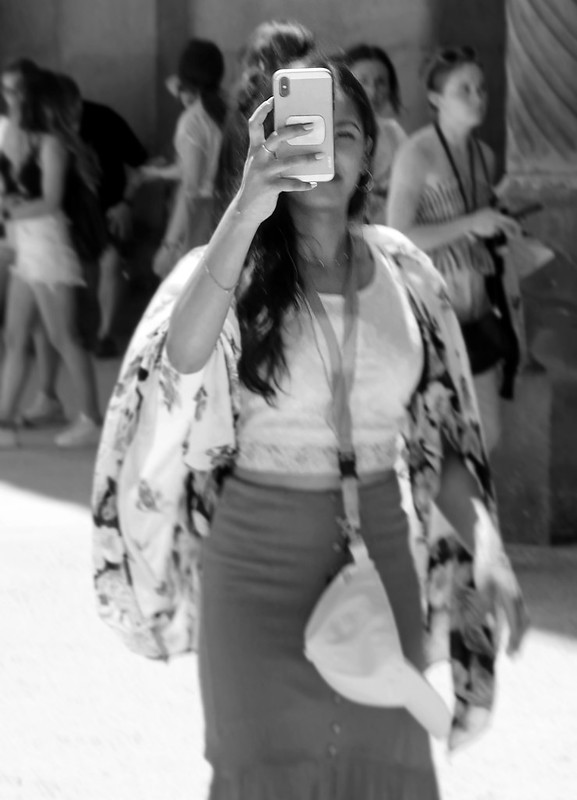 Shooting me shooting her - Sagrada Familia, Barcelona, Spain<br/>© <a href="https://flickr.com/people/48762421@N00" target="_blank" rel="nofollow">48762421@N00</a> (<a href="https://flickr.com/photo.gne?id=48746152628" target="_blank" rel="nofollow">Flickr</a>)