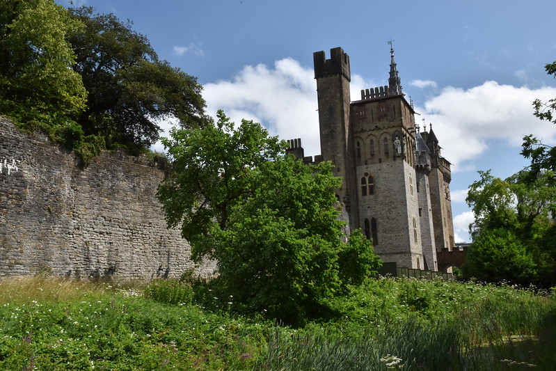 Cardiff Castle from Bute Park<br/>© <a href="https://flickr.com/people/15523409@N05" target="_blank" rel="nofollow">15523409@N05</a> (<a href="https://flickr.com/photo.gne?id=48749974888" target="_blank" rel="nofollow">Flickr</a>)