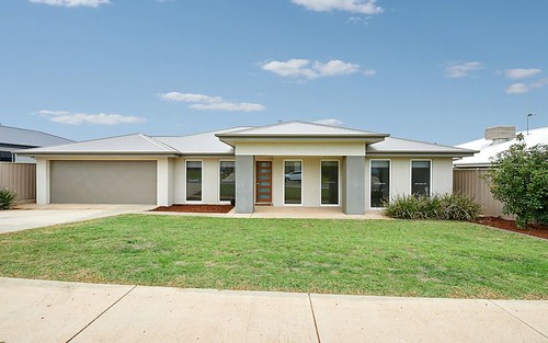 40 Strickland Drive, Boorooma NSW 2650
