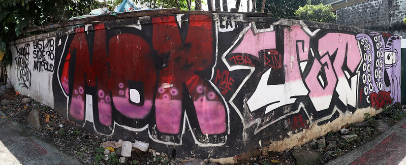 Sct de Guia Street graffiti panorama<br/>© <a href="https://flickr.com/people/37837114@N00" target="_blank" rel="nofollow">37837114@N00</a> (<a href="https://flickr.com/photo.gne?id=48902494247" target="_blank" rel="nofollow">Flickr</a>)