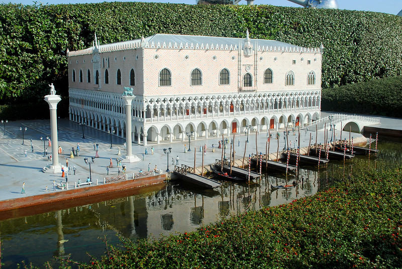 Mini-Europe - Italy - Palazzo Ducale<br/>© <a href="https://flickr.com/people/9302732@N08" target="_blank" rel="nofollow">9302732@N08</a> (<a href="https://flickr.com/photo.gne?id=48903211906" target="_blank" rel="nofollow">Flickr</a>)