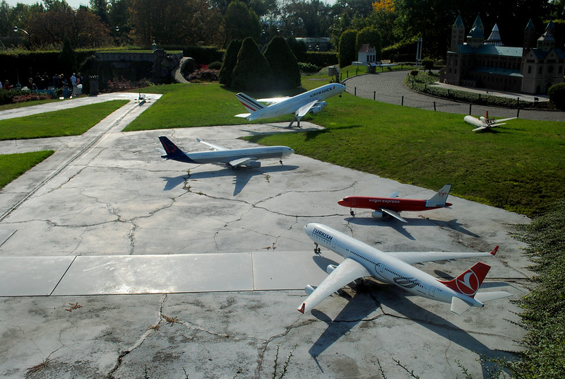 Mini-Europe - Airport<br/>© <a href="https://flickr.com/people/9302732@N08" target="_blank" rel="nofollow">9302732@N08</a> (<a href="https://flickr.com/photo.gne?id=48903216711" target="_blank" rel="nofollow">Flickr</a>)