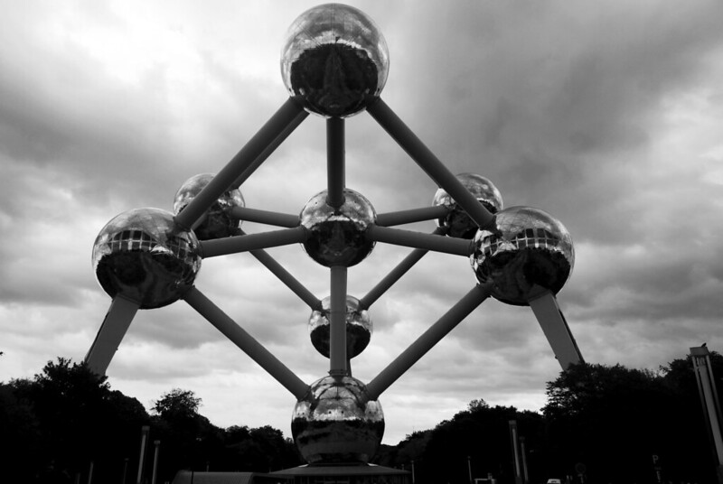 Atomium - Monochrome atoms<br/>© <a href="https://flickr.com/people/9302732@N08" target="_blank" rel="nofollow">9302732@N08</a> (<a href="https://flickr.com/photo.gne?id=48903298923" target="_blank" rel="nofollow">Flickr</a>)