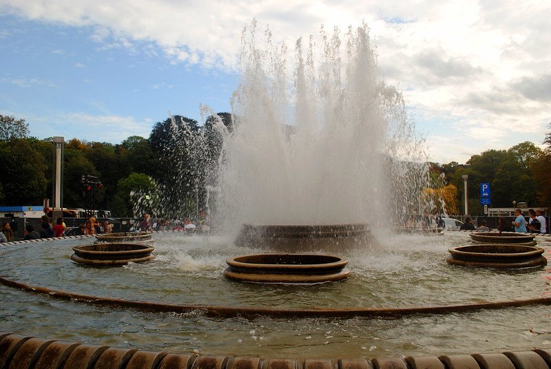 Fountain at Place Louis Steens<br/>© <a href="https://flickr.com/people/9302732@N08" target="_blank" rel="nofollow">9302732@N08</a> (<a href="https://flickr.com/photo.gne?id=48903299383" target="_blank" rel="nofollow">Flickr</a>)