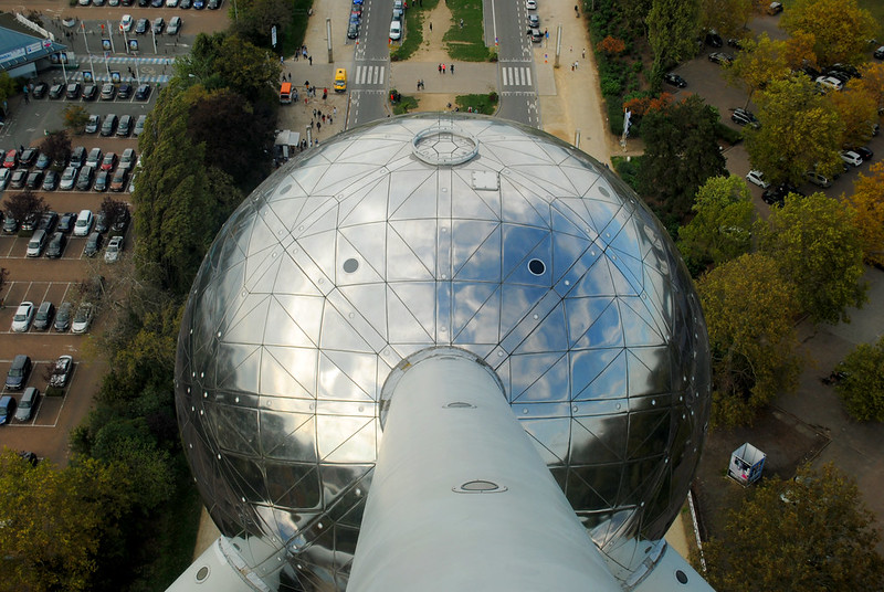 Atomium - balls of steel<br/>© <a href="https://flickr.com/people/9302732@N08" target="_blank" rel="nofollow">9302732@N08</a> (<a href="https://flickr.com/photo.gne?id=48903300098" target="_blank" rel="nofollow">Flickr</a>)
