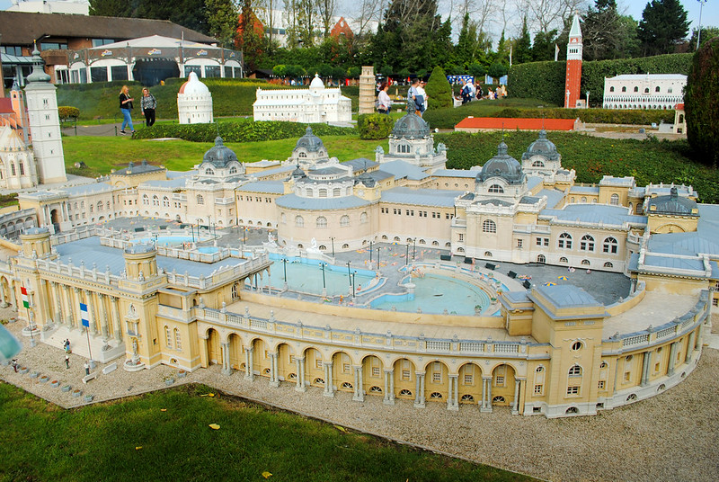 Mini-Europe - Hungary - Széchenyi Baths<br/>© <a href="https://flickr.com/people/9302732@N08" target="_blank" rel="nofollow">9302732@N08</a> (<a href="https://flickr.com/photo.gne?id=48903417877" target="_blank" rel="nofollow">Flickr</a>)