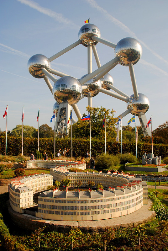 Mini-Europe - United Kingdom - Circus, Royal Crescent and Atomium<br/>© <a href="https://flickr.com/people/9302732@N08" target="_blank" rel="nofollow">9302732@N08</a> (<a href="https://flickr.com/photo.gne?id=48903427137" target="_blank" rel="nofollow">Flickr</a>)
