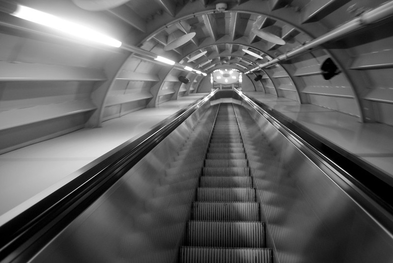Atomium - Escalator to the spheres<br/>© <a href="https://flickr.com/people/9302732@N08" target="_blank" rel="nofollow">9302732@N08</a> (<a href="https://flickr.com/photo.gne?id=48904028922" target="_blank" rel="nofollow">Flickr</a>)