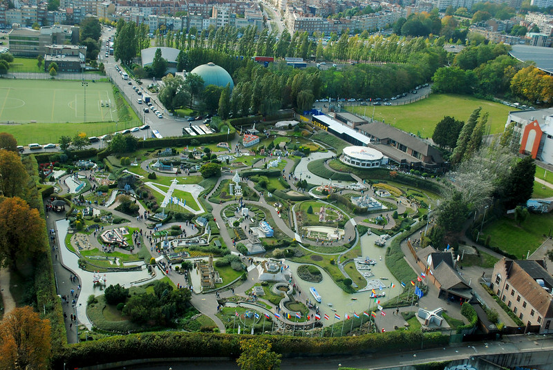 Atomium - Mini-Europe from above<br/>© <a href="https://flickr.com/people/9302732@N08" target="_blank" rel="nofollow">9302732@N08</a> (<a href="https://flickr.com/photo.gne?id=48904032897" target="_blank" rel="nofollow">Flickr</a>)