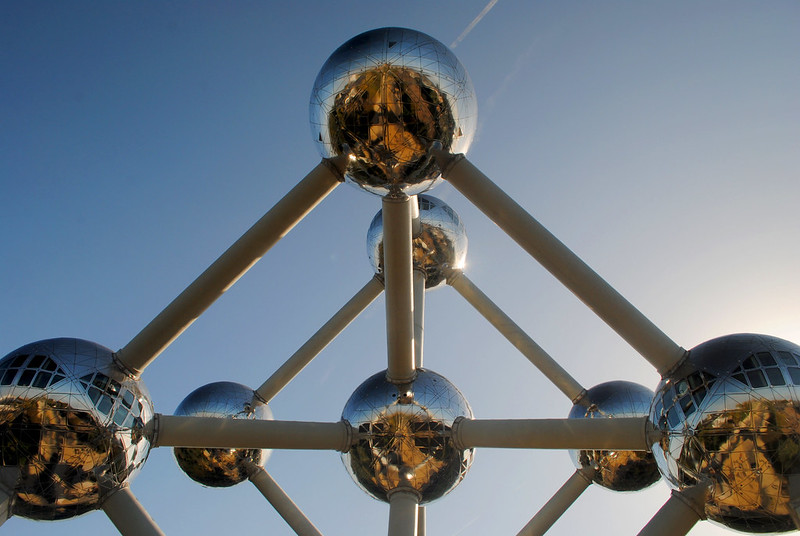 Atomium - Atoms in the sun<br/>© <a href="https://flickr.com/people/9302732@N08" target="_blank" rel="nofollow">9302732@N08</a> (<a href="https://flickr.com/photo.gne?id=48904034927" target="_blank" rel="nofollow">Flickr</a>)
