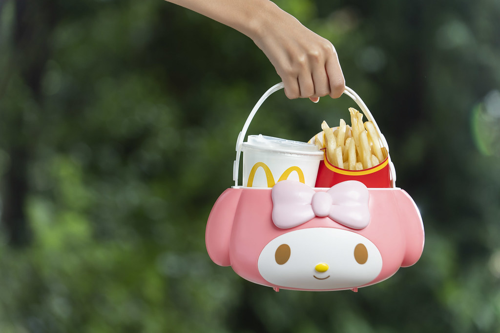 2.台灣麥當勞自23日起推出「美樂蒂萬用置物籃」，可愛的把手，提供顧客多種使用方式，其中「手提」外出踏青或逛街都能超萌拎著走。