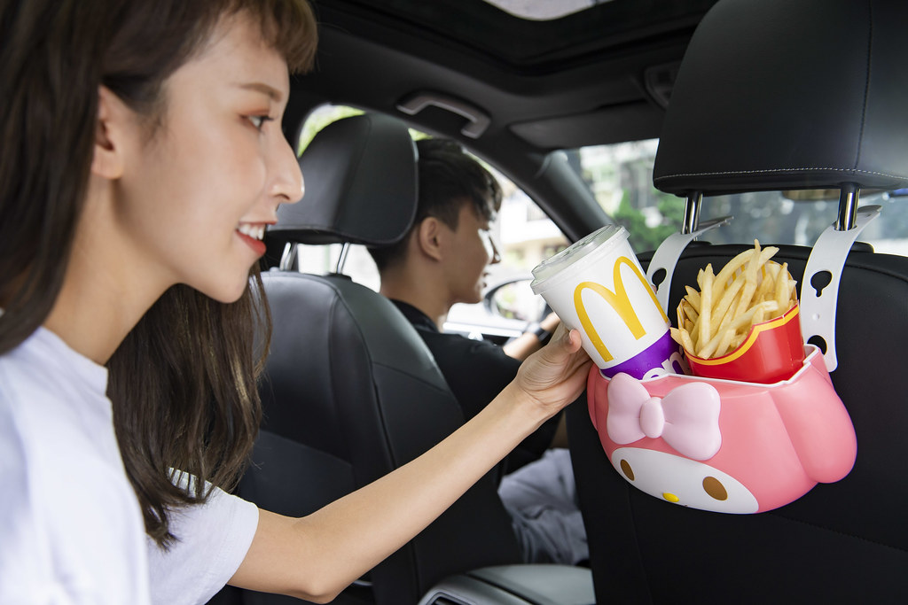 1-1.台灣麥當勞首度推出「美樂蒂萬用置物籃」，外觀不只超萌還有多功能，其中「車掛」的功能，讓後座的乘客可以輕鬆享用餐點。