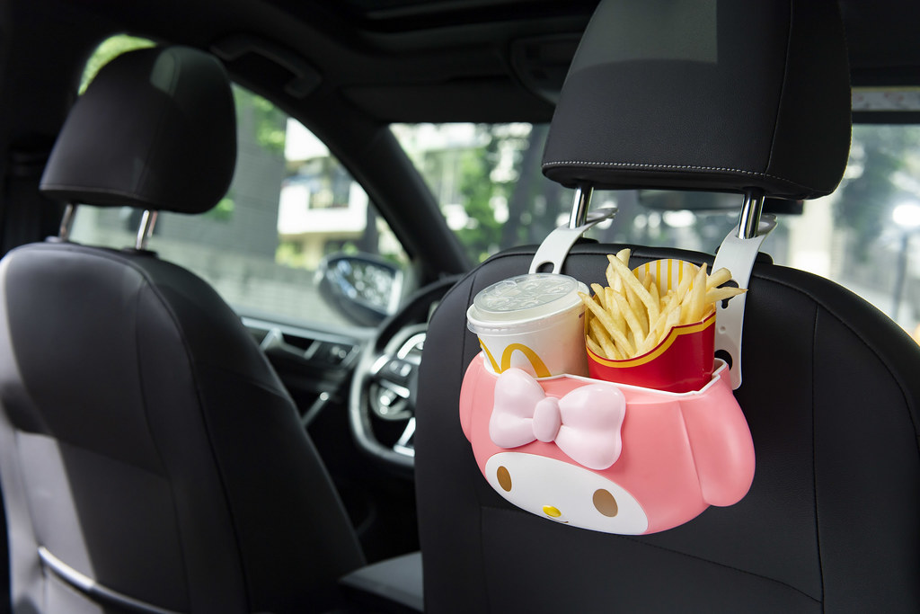 1-2.台灣麥當勞首度推出「美樂蒂萬用置物籃」，外觀不只超萌還有多功能，其中「車掛」的功能，讓後座的乘客可以輕鬆享用餐點。
