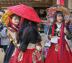 Visiteuses en costume traditionnel avec portable (Village coréen traditionnel, Gyeonggi)