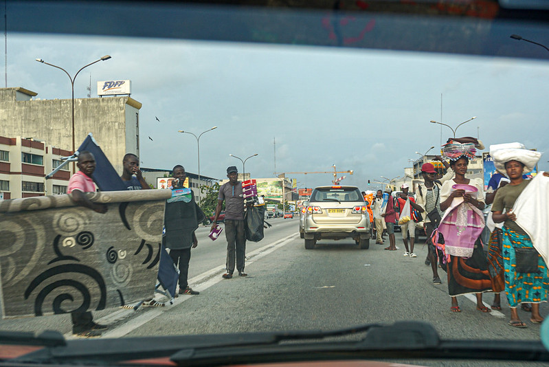 Côte d'Ivoire, Abidjan - Street vendors at traffic lights in Treichville district - March 2019<br/>© <a href="https://flickr.com/people/185536361@N03" target="_blank" rel="nofollow">185536361@N03</a> (<a href="https://flickr.com/photo.gne?id=49101845496" target="_blank" rel="nofollow">Flickr</a>)