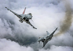 Anglų lietuvių žodynas. Žodis air-defence reiškia n priešlėktuvinė gynyba/apsauga lietuviškai.