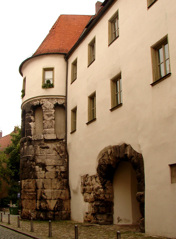 Regensburg - Porta praetoria<br/>© <a href="https://flickr.com/people/127554398@N02" target="_blank" rel="nofollow">127554398@N02</a> (<a href="https://flickr.com/photo.gne?id=49134366746" target="_blank" rel="nofollow">Flickr</a>)