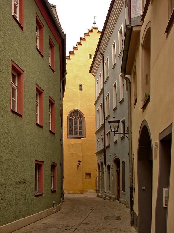 Regensburg - Waaggaschen<br/>© <a href="https://flickr.com/people/127554398@N02" target="_blank" rel="nofollow">127554398@N02</a> (<a href="https://flickr.com/photo.gne?id=49134366861" target="_blank" rel="nofollow">Flickr</a>)