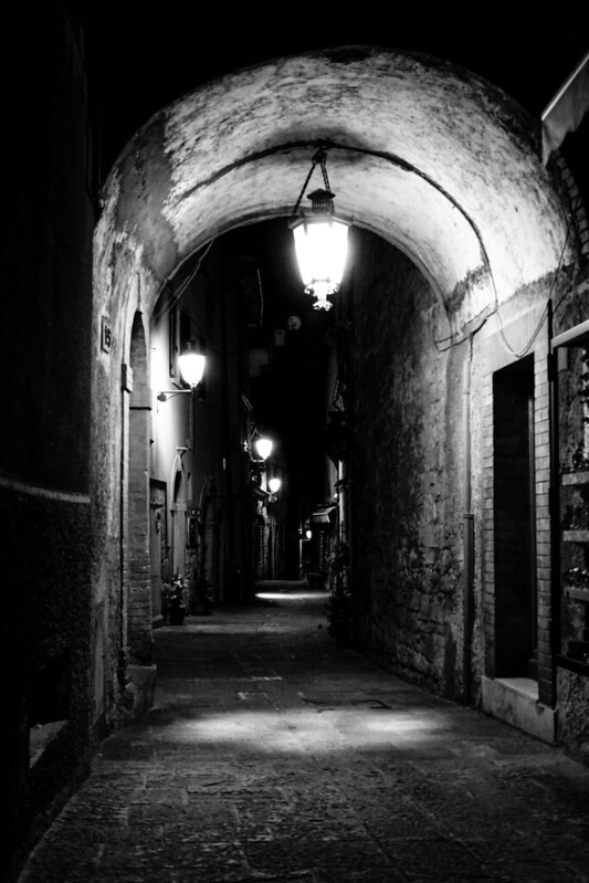 Alley at Night - San Marino<br/>© <a href="https://flickr.com/people/185743682@N03" target="_blank" rel="nofollow">185743682@N03</a> (<a href="https://flickr.com/photo.gne?id=49137860386" target="_blank" rel="nofollow">Flickr</a>)