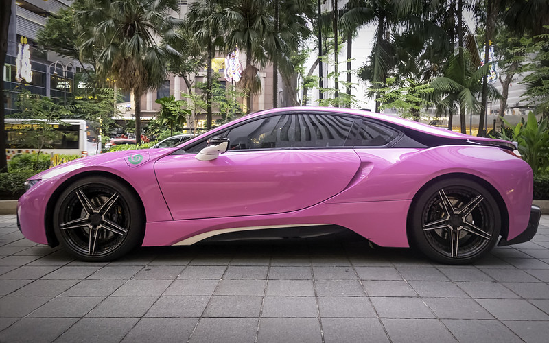 Pink BMW I8<br/>© <a href="https://flickr.com/people/25994583@N06" target="_blank" rel="nofollow">25994583@N06</a> (<a href="https://flickr.com/photo.gne?id=49165505228" target="_blank" rel="nofollow">Flickr</a>)