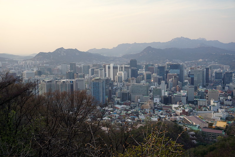 Seoul city view from Namsan Mountain<br/>© <a href="https://flickr.com/people/24879135@N04" target="_blank" rel="nofollow">24879135@N04</a> (<a href="https://flickr.com/photo.gne?id=49174977611" target="_blank" rel="nofollow">Flickr</a>)