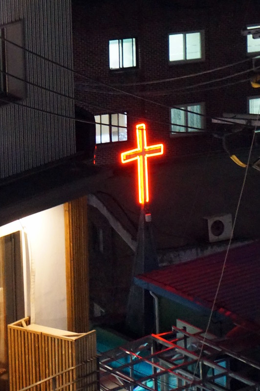 Red neon cross on church, Seoul<br/>© <a href="https://flickr.com/people/24879135@N04" target="_blank" rel="nofollow">24879135@N04</a> (<a href="https://flickr.com/photo.gne?id=49175254717" target="_blank" rel="nofollow">Flickr</a>)