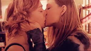 bisexual women kissing