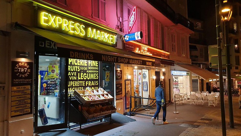 Cannes Express Market at night<br/>© <a href="https://flickr.com/people/60347638@N00" target="_blank" rel="nofollow">60347638@N00</a> (<a href="https://flickr.com/photo.gne?id=49301639537" target="_blank" rel="nofollow">Flickr</a>)