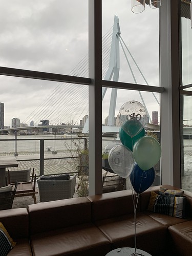 Tafeldecoratie 5ballonnen 40 Jaar Restaurant onder de Erasmusbrug Aqua Asia Rotterdam