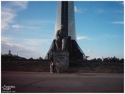 Монумент підкорювачам космосу, Москва 02 InterNetri