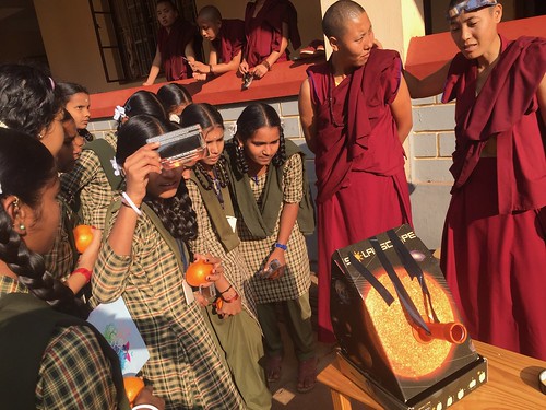 Eclipse con la comunidad tibetana en exilio, asentamiento Doeluging, sur India