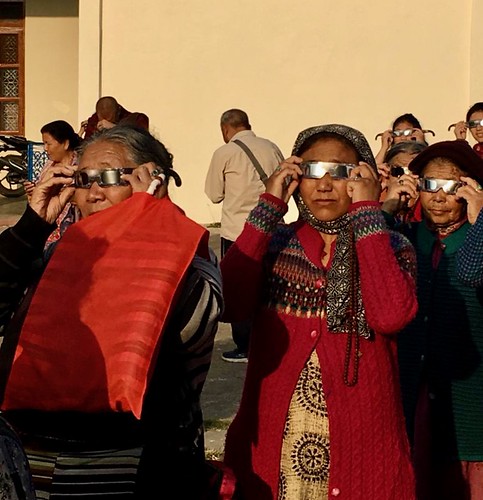 Eclipse con la comunidad tibetana en exilio, asentamiento Doeluging, sur India