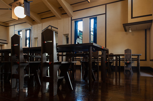 自由学園明日館 / 食堂の椅子とテーブル