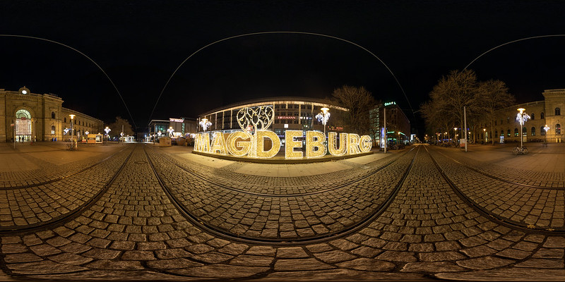 Lichterwelt Magdeburg vor dem Hauptbahnhof (360 x 180)<br/>© <a href="https://flickr.com/people/81504125@N00" target="_blank" rel="nofollow">81504125@N00</a> (<a href="https://flickr.com/photo.gne?id=49415758238" target="_blank" rel="nofollow">Flickr</a>)
