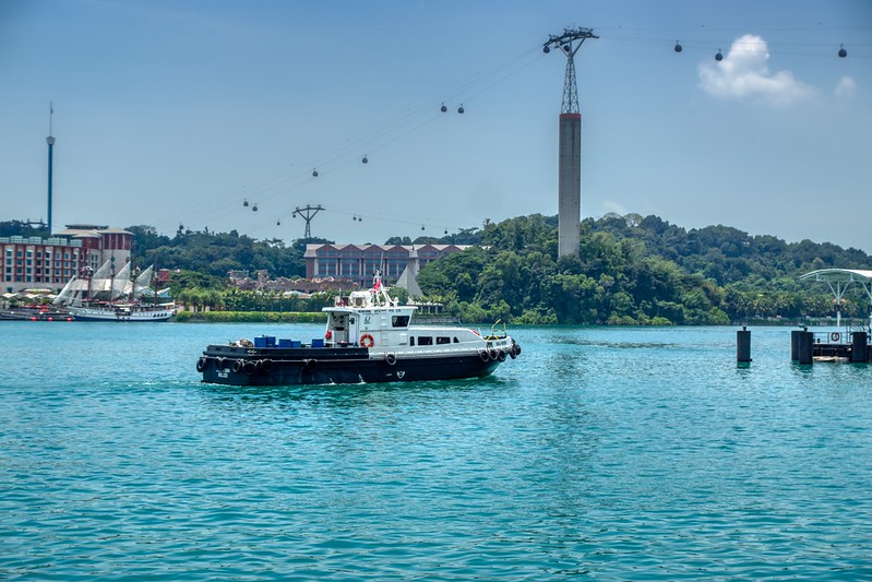 Singapore harbour with boat and cable car to Sentosa island<br/>© <a href="https://flickr.com/people/8136604@N05" target="_blank" rel="nofollow">8136604@N05</a> (<a href="https://flickr.com/photo.gne?id=49508378082" target="_blank" rel="nofollow">Flickr</a>)