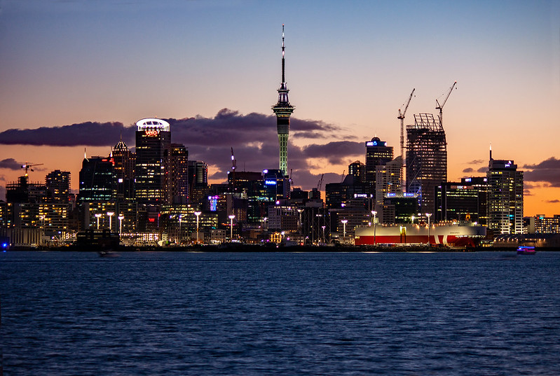 Auckland skyline from Devonport at sunset, New Zealand<br/>© <a href="https://flickr.com/people/187031900@N06" target="_blank" rel="nofollow">187031900@N06</a> (<a href="https://flickr.com/photo.gne?id=49543033658" target="_blank" rel="nofollow">Flickr</a>)