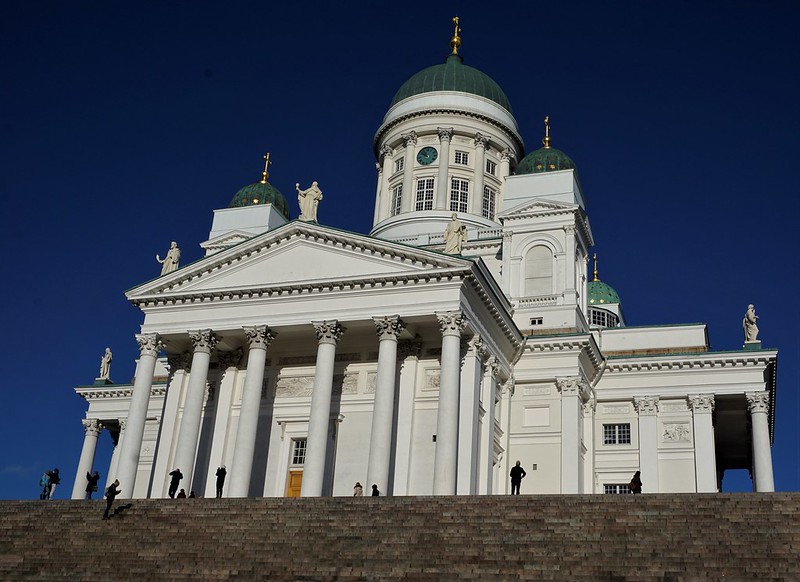 Complete view of Helsinki cathedral with steps and blue sky<br/>© <a href="https://flickr.com/people/187017727@N04" target="_blank" rel="nofollow">187017727@N04</a> (<a href="https://flickr.com/photo.gne?id=49566001247" target="_blank" rel="nofollow">Flickr</a>)