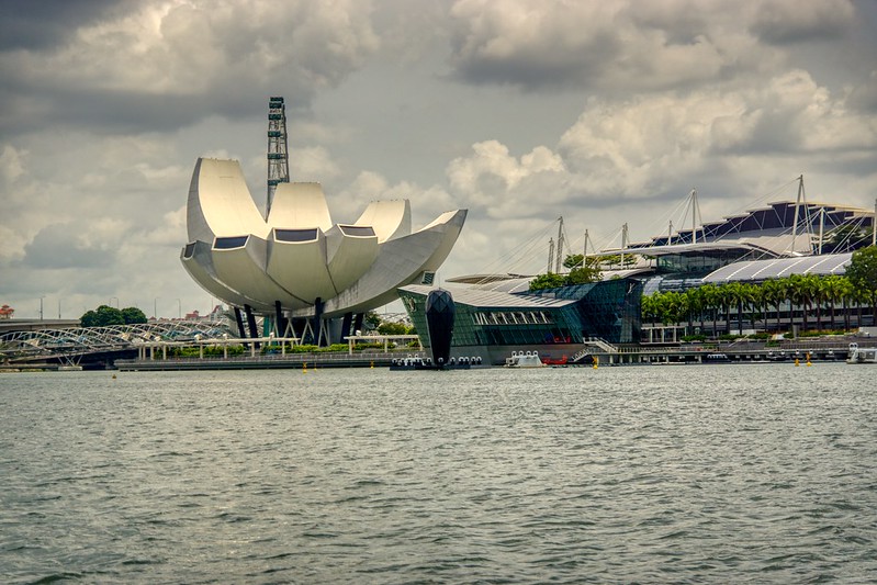 Arts and Science museum by the Marina Bay in Singapore<br/>© <a href="https://flickr.com/people/8136604@N05" target="_blank" rel="nofollow">8136604@N05</a> (<a href="https://flickr.com/photo.gne?id=49632521801" target="_blank" rel="nofollow">Flickr</a>)