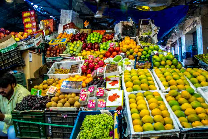 Fruit galore in the central Mumbai Market<br/>© <a href="https://flickr.com/people/12547928@N07" target="_blank" rel="nofollow">12547928@N07</a> (<a href="https://flickr.com/photo.gne?id=49657887587" target="_blank" rel="nofollow">Flickr</a>)